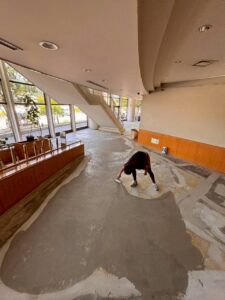 イベントホール改修床工事 パテ補修