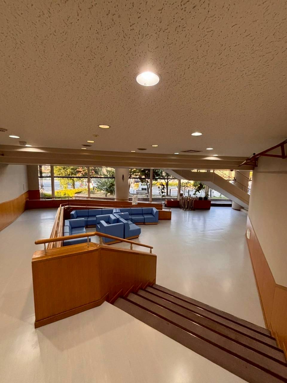 福岡県糟屋郡にて大型ホール床張り替え工事の施工後写真