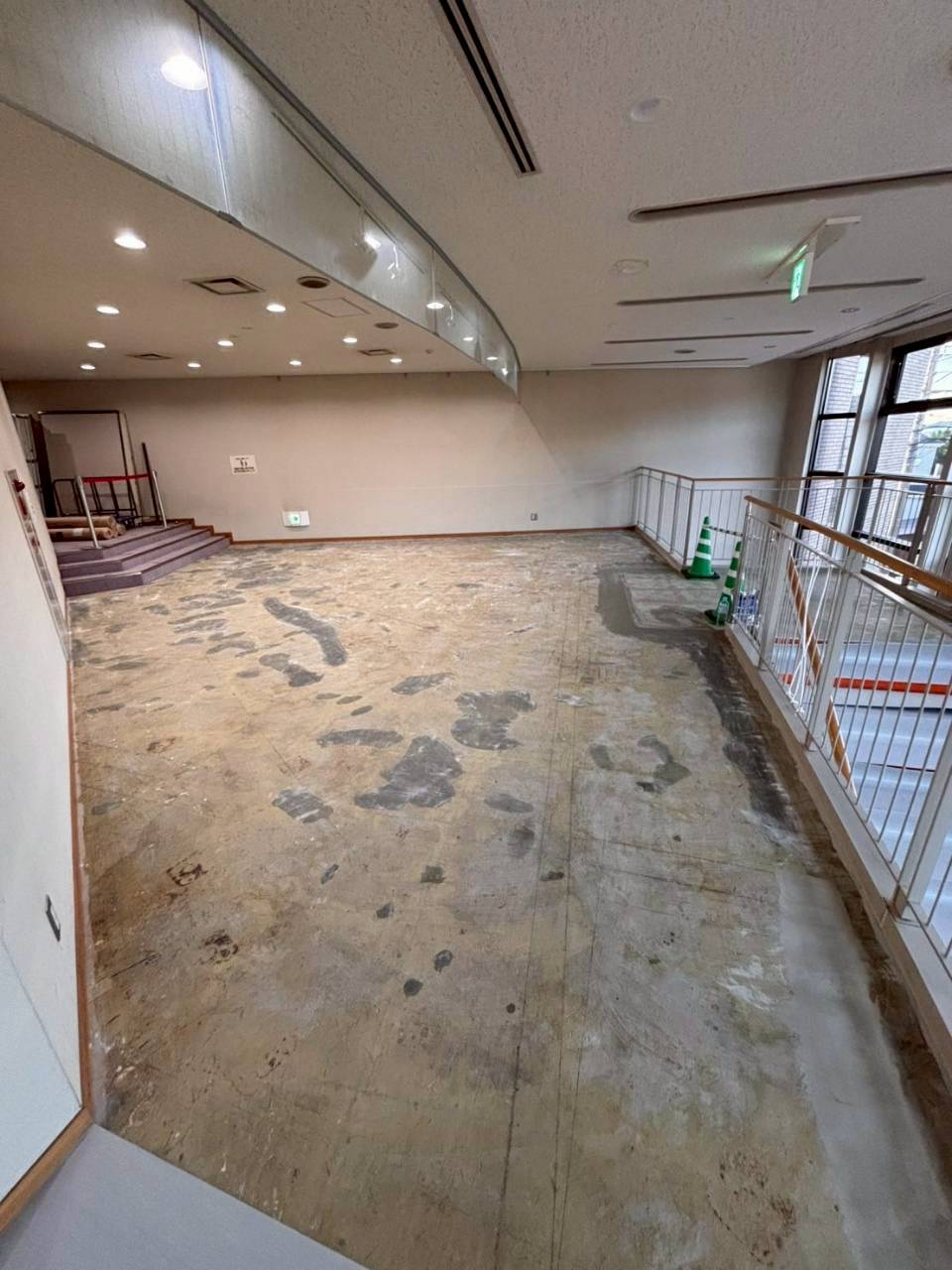 福岡県糟屋郡にて大型ホール床張り替え工事の施工前写真