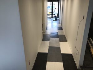 廊下のフロアタイル施工