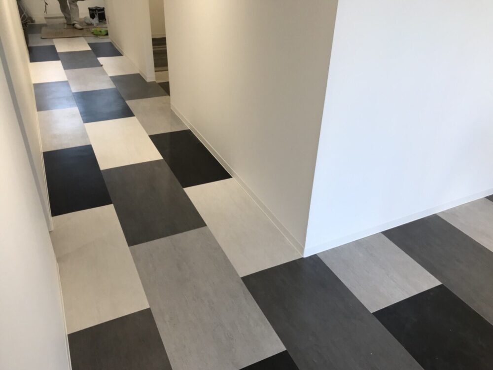 福岡市にて事務所のクロス工事、フロアタイル工事の施工後写真