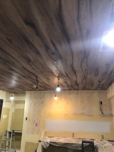 天井の木目クロス施工