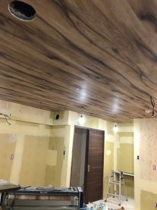 天井の木目クロス施工