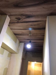 天井の木目クロス施工