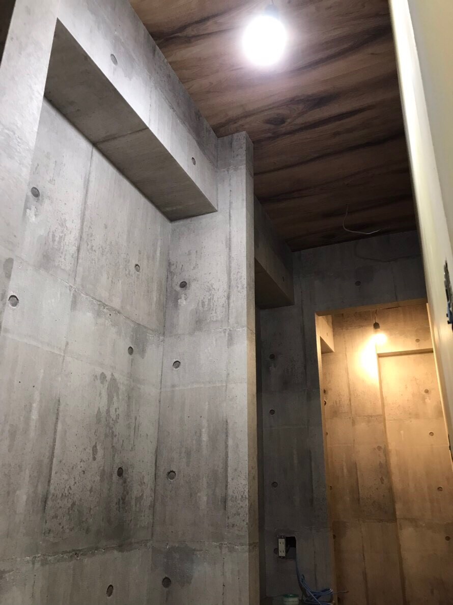 京都市西京区にてクロス工事〈コンクリート調+木目調〉の施工後写真