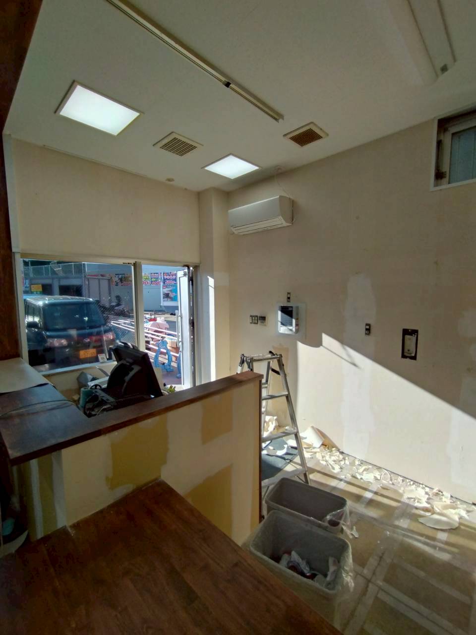 福岡県太宰府市にてレンタカー待合室改装工事の施工前写真